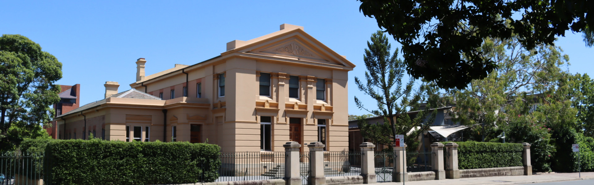 An historic court house building on a sunny day.